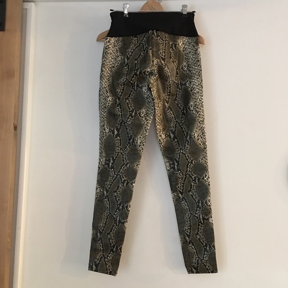 LIKE NEW Assets by SPANX Faux Leather Snake Print Slimming Shaping Leggings - Picture 5 of 9